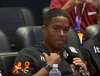 Bei einer Pressekonferenz der brasilianischen Nationalmannschaft vor der WM 2026 schlüpft Endrick in die Rolle eines Reporters. Igor Thiago reagiert mit Humor auf die Fragen seines Mitspielers.