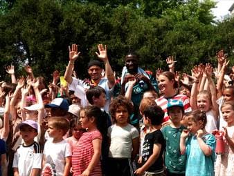 Nach Leon Goretzka und David Raum gehen weitere DFB-Stars auf Schulbesuch in den Vereinigten Staaten. Die Kinder der German International School in Chicago überraschen Leroy Sané und Antonio Rüdiger dabei mit einer Live-Version der DFB-Torhymne „Major Tom“.