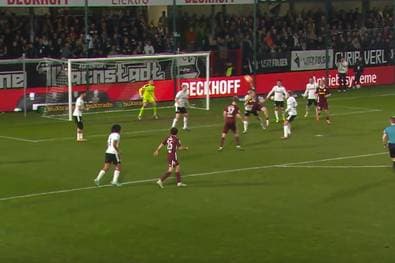 Was für eine Bude! Dieses Tor hat es in sich