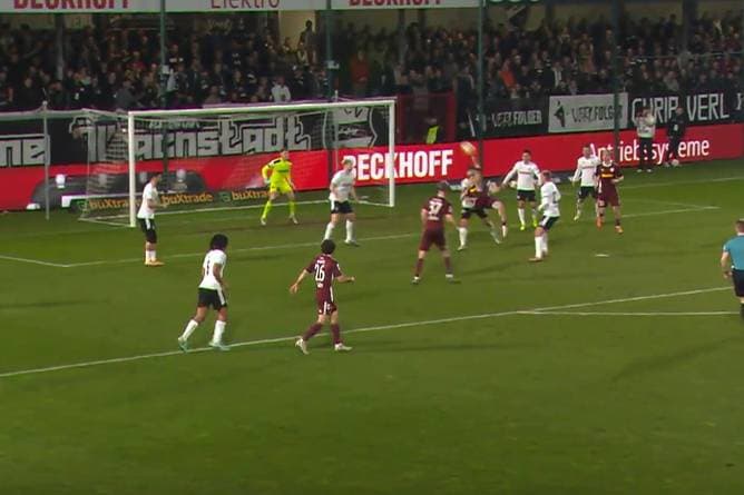 Was für eine Bude! Dieses Tor hat es in sich