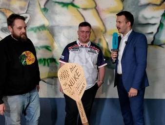 Luke Littler bekommt beim World Cup of Darts in Frankfurt ein ganz besonderes Geschenk überreicht. Ein Darts-Fan aus der SPORT1-Community hat dem Weltmeister einen XXL-Holzpfeil geschnitzt - inklusive aller Details. 