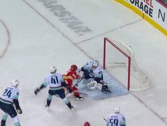 Der deutsche NHL-Goalie Philipp Grubauer war beim 5:1-Sieg von Seattle Kraken gegen die Calgary Flames der Mann des Abends und hielt sein Team mehrfach im Spiel.