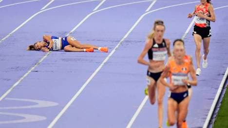 Alessia Zarbo (l.) bricht im Finale über 10.000 Meter zusammen