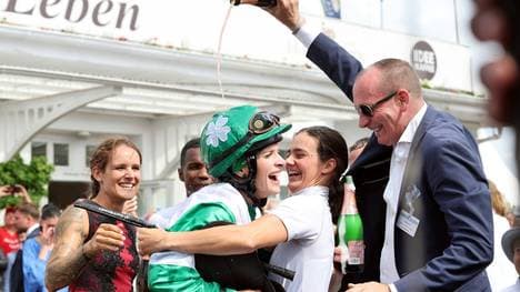 Sektdusche für Nina Baltromei 