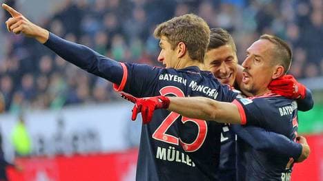Franck Ribery jubelt mit Thomas Müller und Robert Lewandowski