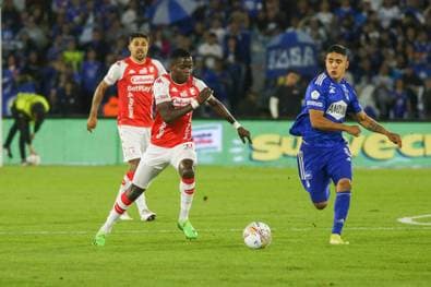 Brutale Flitzer-Attacke auf Spieler