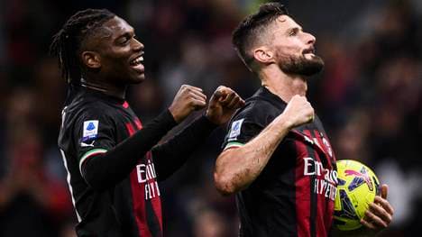 Rafael Leao (l.) hat bei Milan verlängert