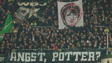 Die Fans von Hannover 96 zeigen ein Plakat mit einem Fadenkreuz und darin Harry Potter abgebildet