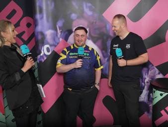 Luke Littler gewinnt die Darts-WM 2026 und verrät im Interview mit SPORT1, dass ihm im Verlauf des Turniers ein Bayern-Star geschrieben hat. 
