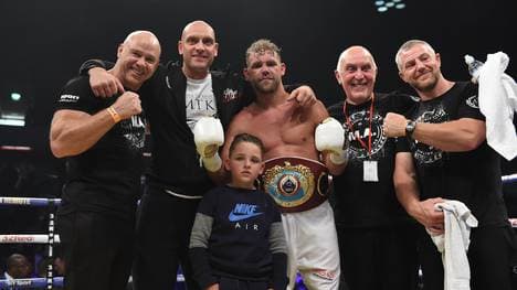 Billy Joe Saunders feiert nach dem Kampf seinen Sieg zusammen mit seinem Sohn