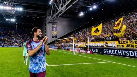 Marco Schikora feierte den Sieg vor der Fankurve