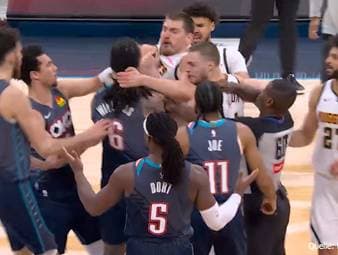 In der NBA-Begegnung zwischen Oklahoma City Thunder und den Denver Nuggets ist Superstar Nikola Jokic nach einem Foul nicht mehr zu halten.