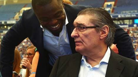 Gerald Asamoah (l.) begrüßt Rudi Assauer in der Veltins-Arena