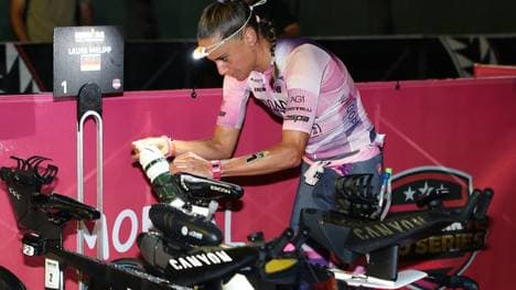 Laura Philipp vor dem Start beim Check ihres Bikes