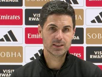 Declan Rice zieht sich beim Sieg gegen Brentford eine Wadenverletzung zu. Arsenal-Trainer Mikel Arteta nutzt den Vorfall, um den dicht gedrängten Spielplan zu kritisieren und mehr Erholungszeit für die Spieler zu fordern.