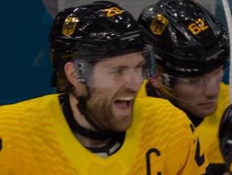 Im Olympia-Duell zwischen Deutschland und den USA beginnt Matthew Tkachuk einen Trash-Talk mit DEB-Star Leon Draisaitl. Der Hintergrund sind die beiden verlorenen Stanley-Cup-Finals des Deutschen.