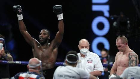 Lawrence Okolie feiert seinen WM-Titel