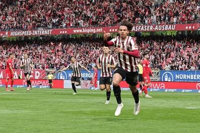 Fallrückzieher! Super-Tor vom Superhelden