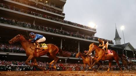 Sovereignty (l.) triumphiert