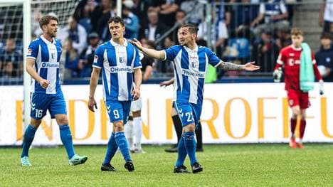 Die Spieler des FC Magdeburg hadern während des Spiels gegen Preußen Münster