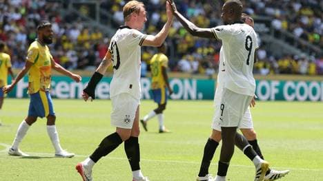 Brandt (l.) spielt mit einer Spezialschiene