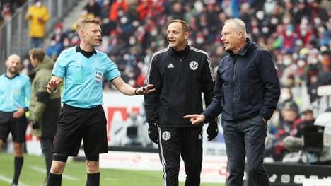Freiburg-Trainer Christian Streich (re.) beschwerte sich bei Schiedsrichter Christian Dinger über den Wechselfehler