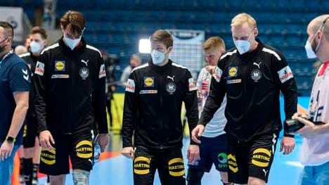 Julian Köster (l.) glaubt nicht mehr ans Halbfinale bei der Handball-EM