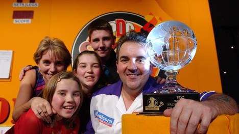 Phil Taylor mit dem Pokal für den Titel bei der PDC-Weltmeisterschaft und mit seiner Familie