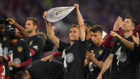 Joshua Kimmich mit einer Fan-Meisterschale