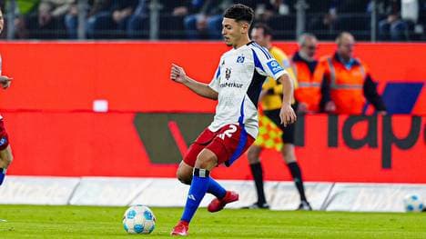 William Mikelbrencis trägt das Trikot des Hamburger SV