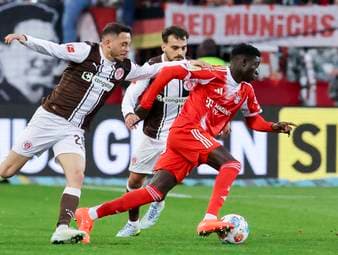 Am Samstag feierte am Hamburger Millerntor ein junger Mann aus dem Senegal sein Profi-Debüt bei den Bayern und schrieb vorher bereits Geschichte. 