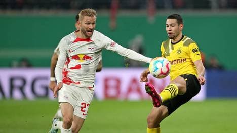 Konrad Laimer (li.) wechselt zum FC Bayern