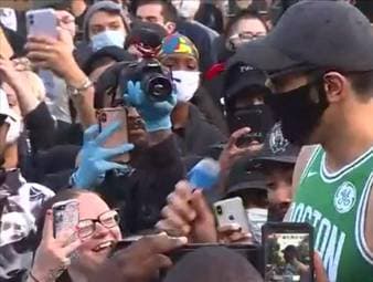 Nach den Vorfällen rum um den Tod von George Floyd melden sich viele Sportler zu Wort. Auch NBA-Star Enes Kanter von den Boston Celtics hat eine klare Meinung.