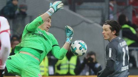 Robin Zentner (l.) ließ den Ball durch die Hände rutschen