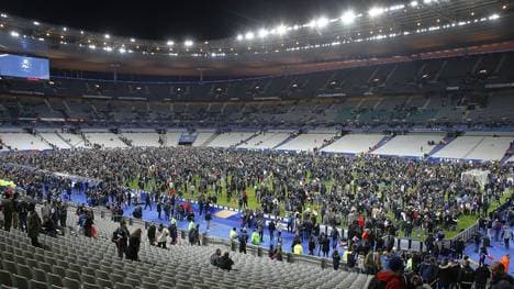 Zahlreiche Fans flüchteten nach dem Spiel auf den Rasen
