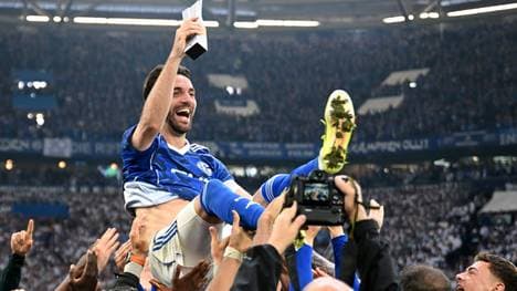 Karaman wird von seinen Teamkollegen gefeiert