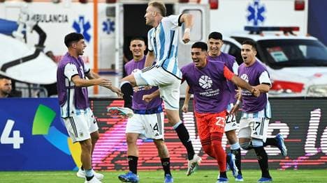 Luciano Gondou jubelt über seinen Treffer