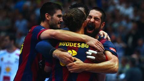 Nikola Karabatic (r.) feiert mit seinen Teamkollegen den Sieg im Champions-League-Finale