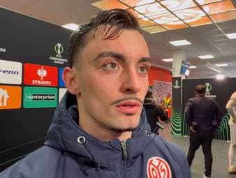 Der 1. FSV Mainz 05 bucht zum ersten Mal ein Achtelfinal-Ticket im Europapokal. Daniel Batz und Paul Nebel sprechen nach dem Sieg in der Conference League gegen Samsunspor auch über den Trainer-Effekt um Urs Fischer.