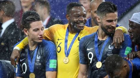 Steve Mandanda (Mitte) hört auf