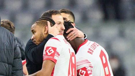 Domenico Tedesco (M.) hat mit seinen Spielern eine enge Bindung