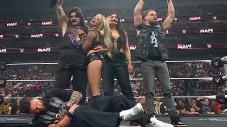 Finn Balor (unten) flog bei WWE RAW aus der Gruppierung Judgment Day