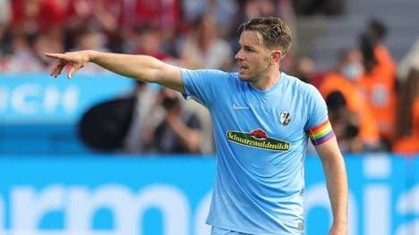 Günter trägt weiter die Freiburger Kapitänsbinde