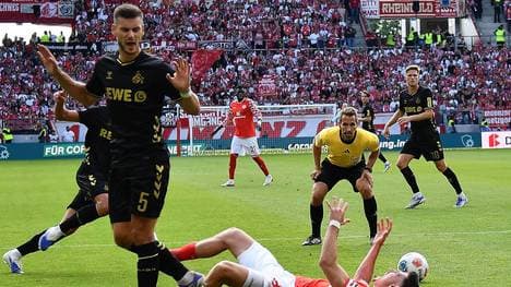 Tom Krauß (l.) brachte Anthony Caci zu Fall, doch Tobias Stieler entschied nicht auf Foul