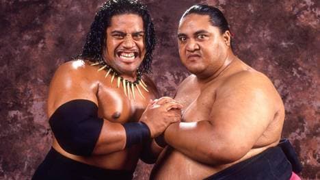 Yokozuna (r.) mit seinem Cousin Fatu, dem späteren Rikishi