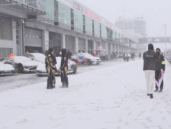 In der dritten Folge des Porsche GT Magazin der neuen Saison dreht sich alles um den NLS-Auftakt. Außerdem das Supercup-Roleout aus Zandvoort und die 12 Stunden aus Mugello.