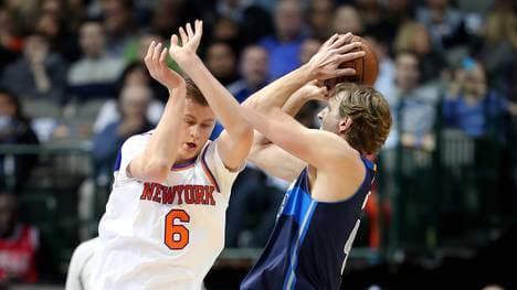 Kristaps Porzingis (l.) ist ein ebenso wurfstarker Big Man wie Dirk Nowitzki