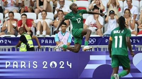 Racheal Kundananji (li.) und Barbra Banda jubeln