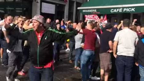 Fans von Bastian Schweinsteiger feiern in Brügge