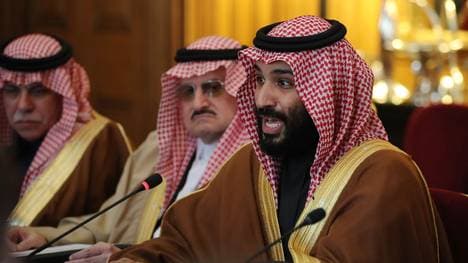 Mohammed bin Salman (r.) will wohl eine Sport-Stadt bauen
